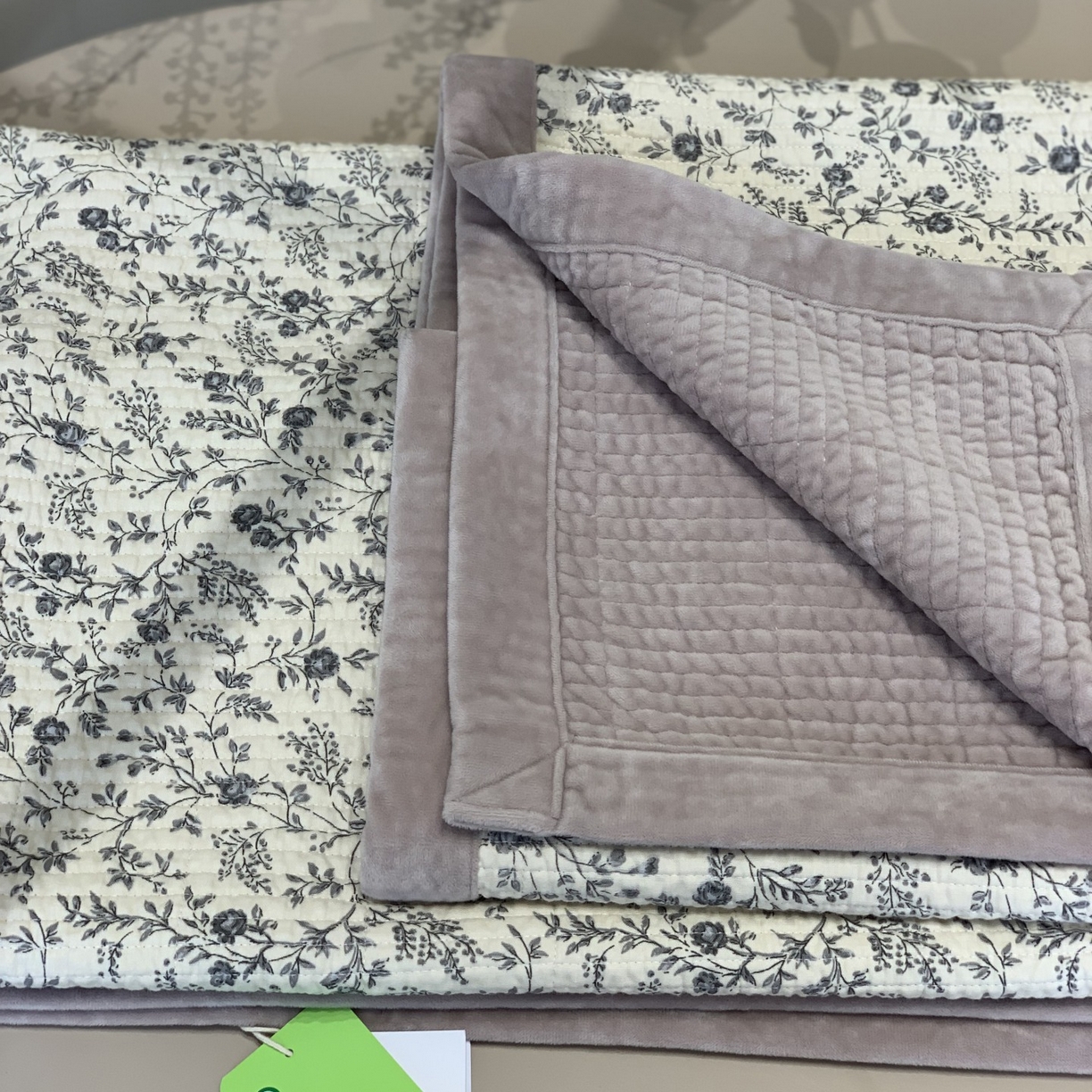 91家纺网 家纺一手货源 找家纺 汇庭 2025秋冬新款纱布绒单品床盖系列 紫珍妮