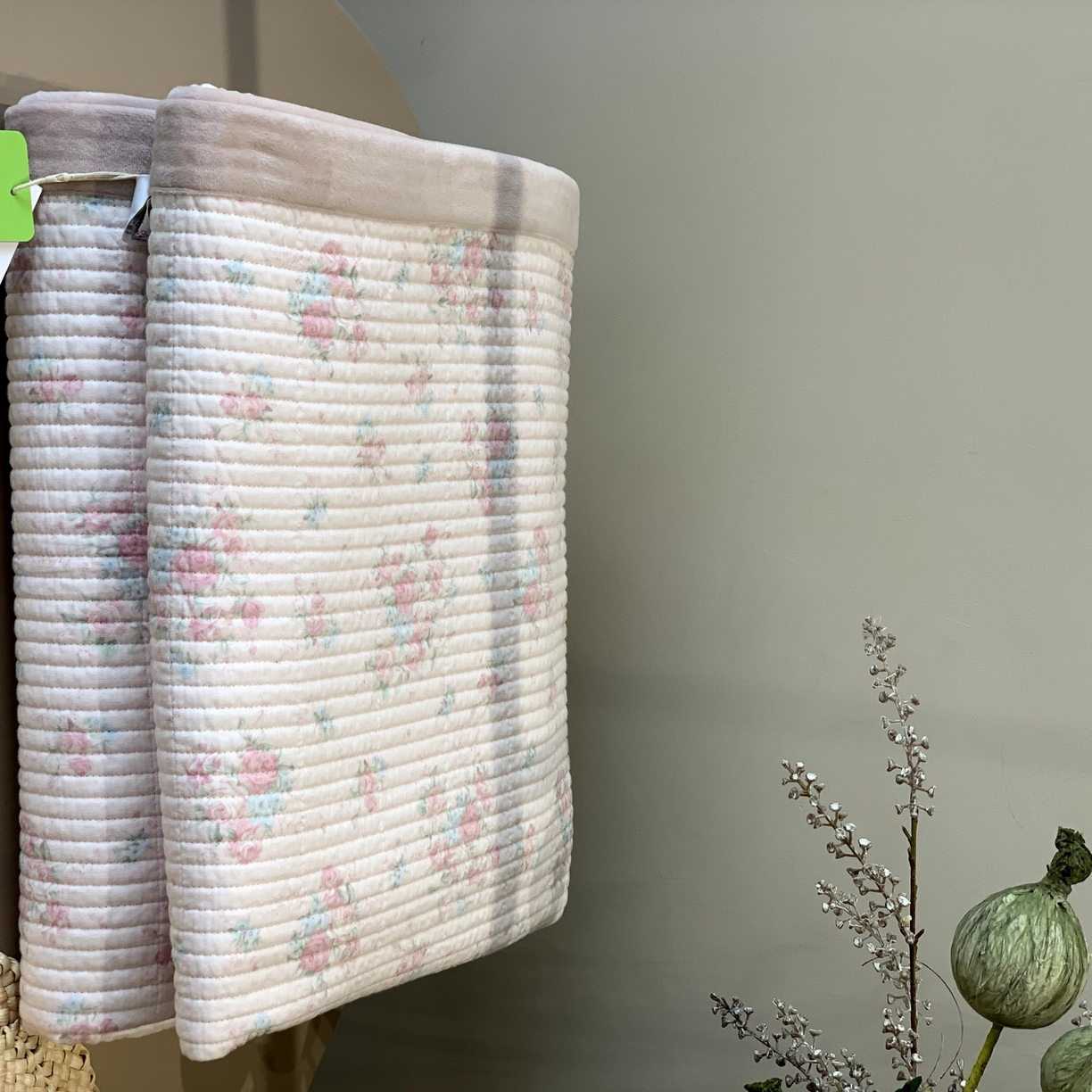 91家纺网 家纺一手货源 找家纺 汇庭 2025秋冬新款纱布绒单品床盖系列 薇薇粉