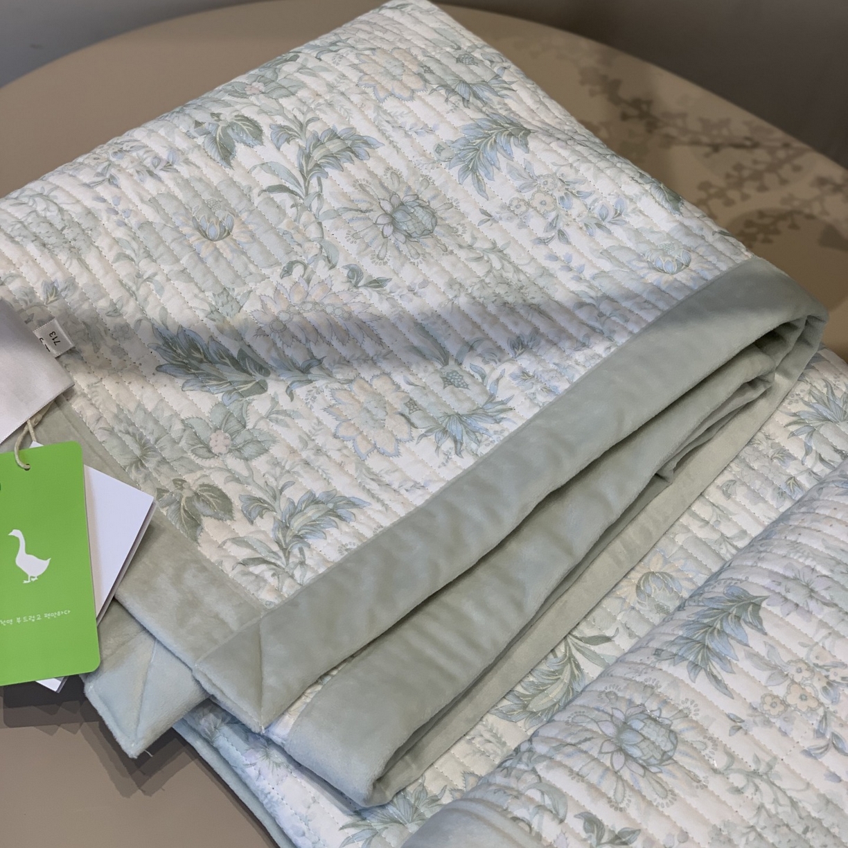 91家纺网 家纺一手货源 找家纺 汇庭 2025秋冬新款纱布绒单品床盖系列 富华绿