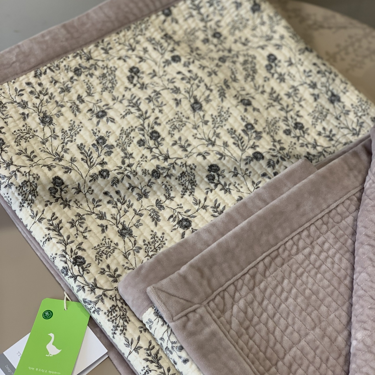 91家纺网 家纺一手货源 找家纺 汇庭 2025秋冬新款纱布绒单品床盖系列 紫珍妮