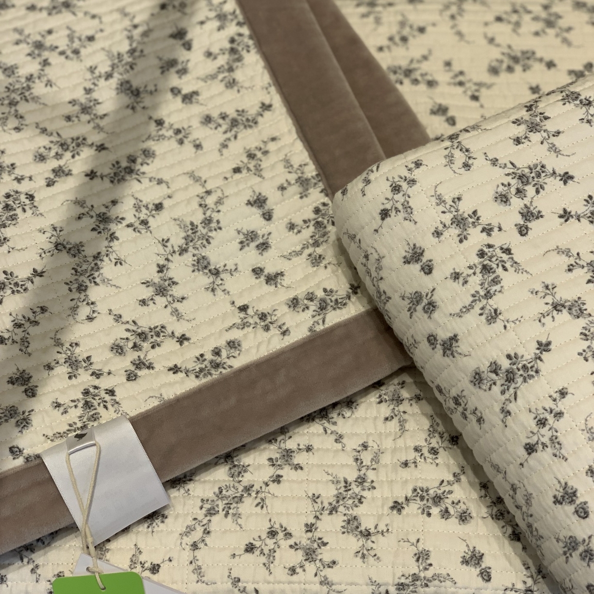 91家纺网 家纺一手货源 找家纺 汇庭 2025秋冬新款纱布绒单品床盖系列 蔓秋紫