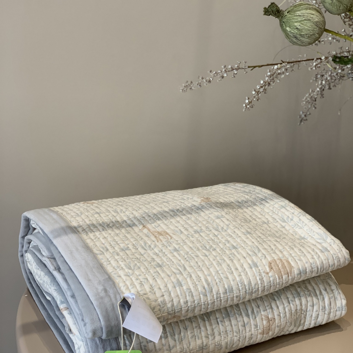 91家纺网 家纺一手货源 找家纺 汇庭 2025秋冬新款纱布绒单品床盖系列 鹿伙伴