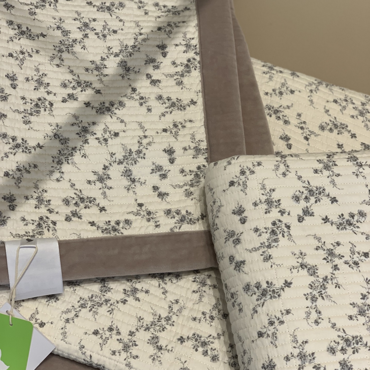 91家纺网 家纺一手货源 找家纺 汇庭 2025秋冬新款纱布绒单品床盖系列 蔓秋紫