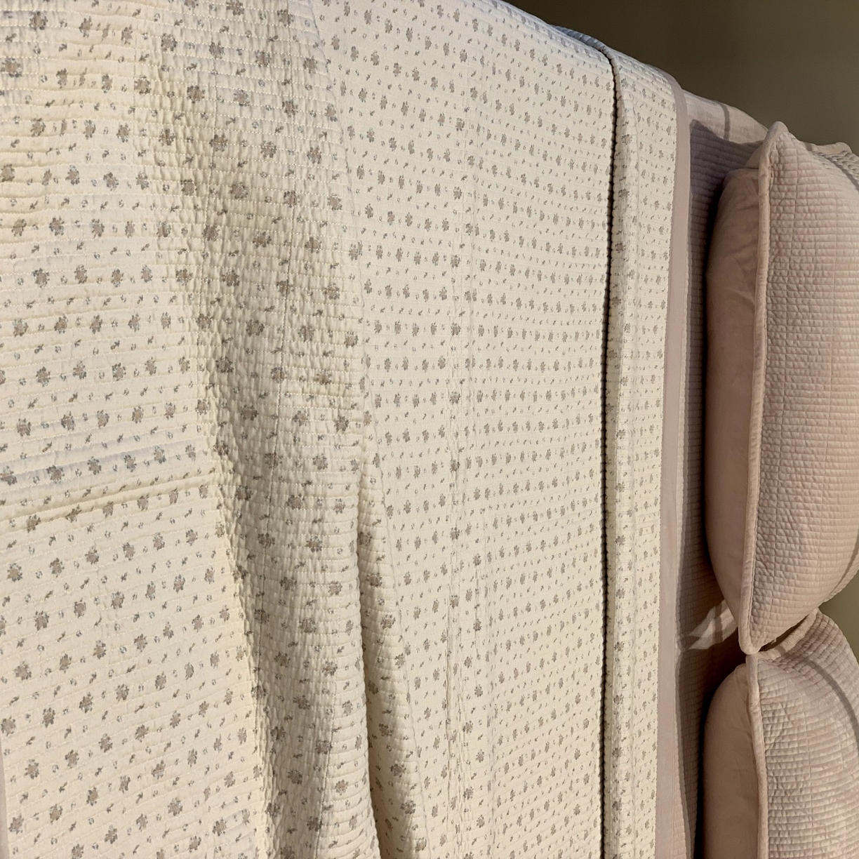 91家纺网 家纺一手货源 找家纺 汇庭 2025秋冬新款纱布绒单品床盖系列 蔓秋粉