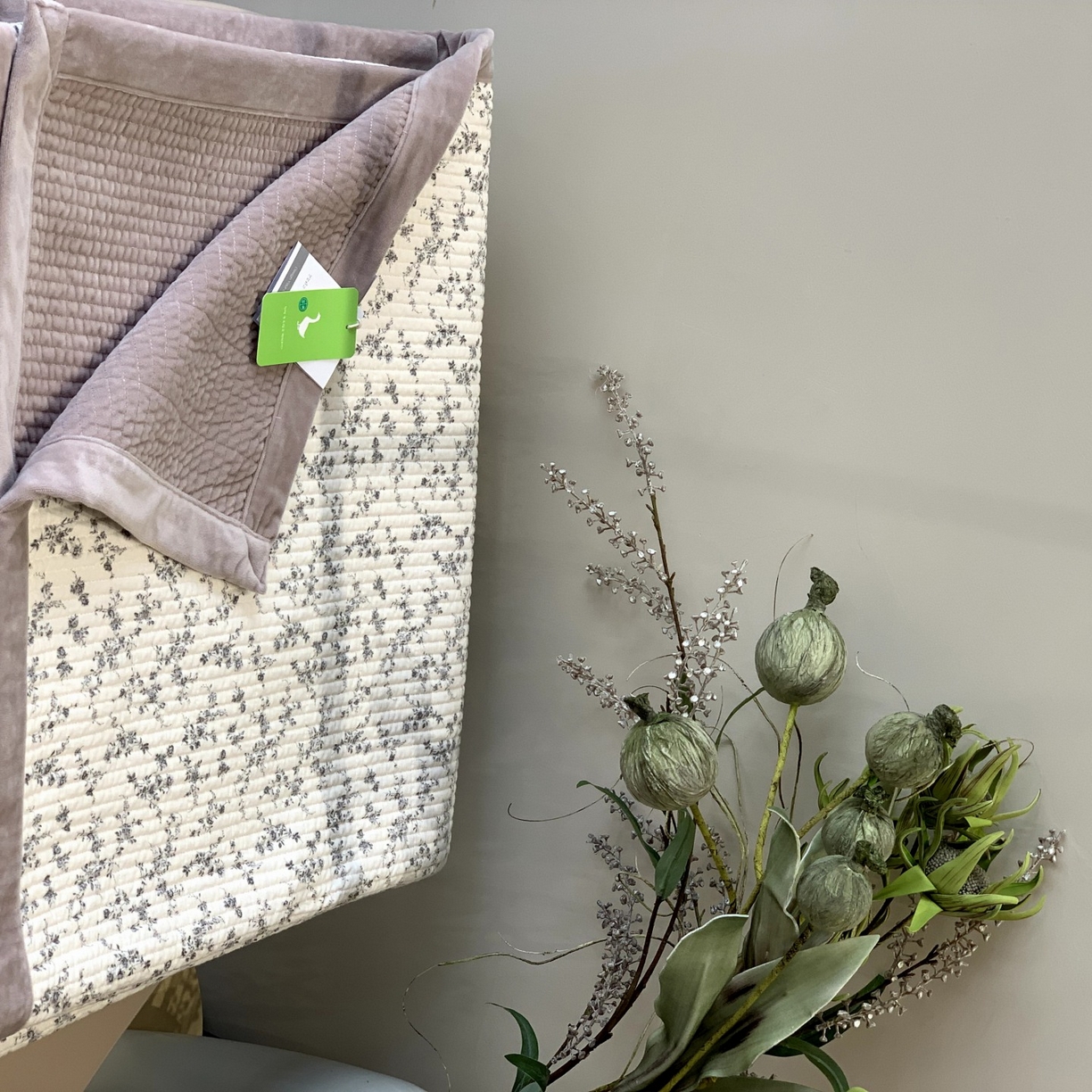 91家纺网 家纺一手货源 找家纺 汇庭 2025秋冬新款纱布绒单品床盖系列 蔓秋紫