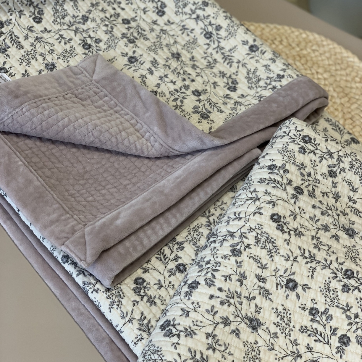 91家纺网 家纺一手货源 找家纺 汇庭 2025秋冬新款纱布绒单品床盖系列 紫珍妮