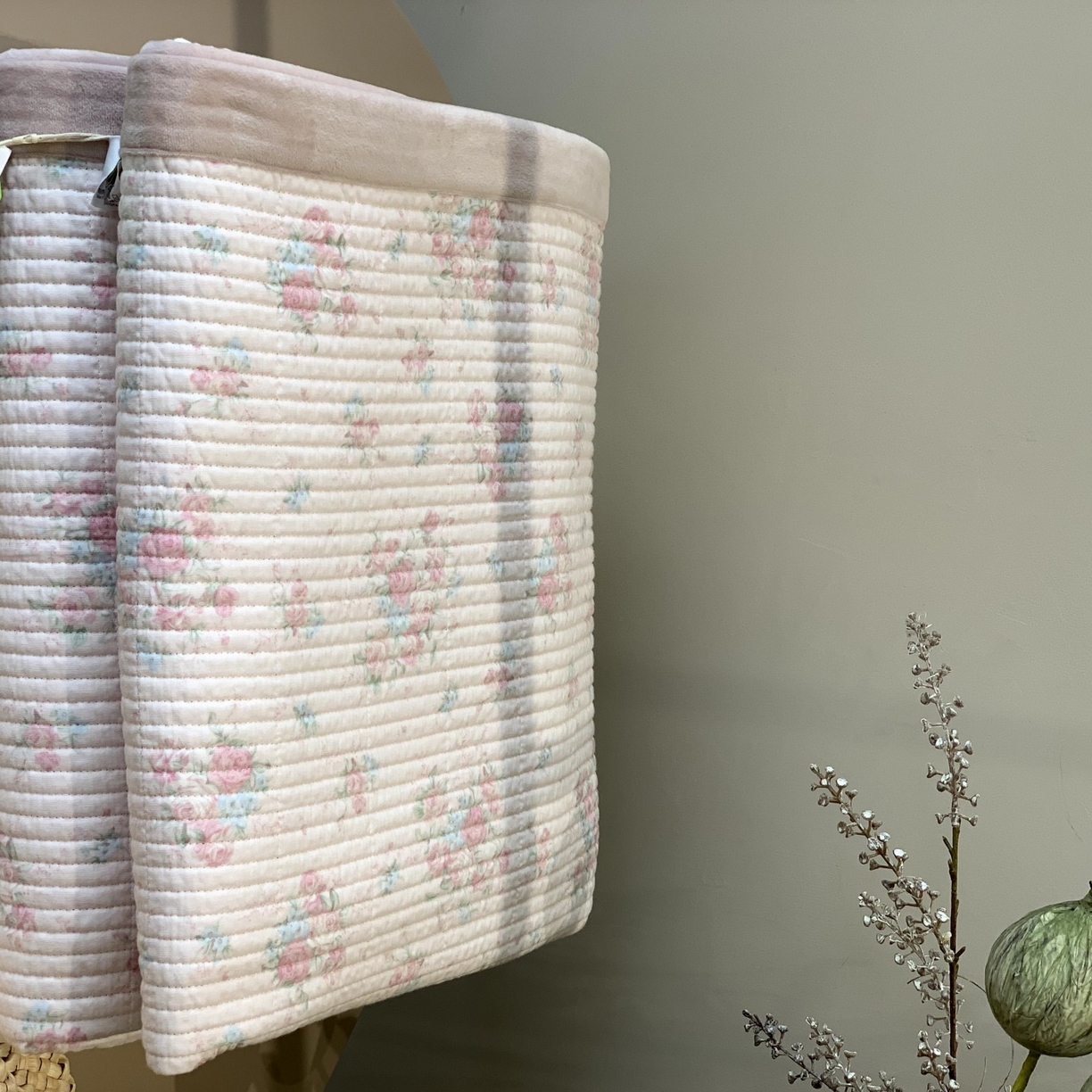 91家纺网 家纺一手货源 找家纺 汇庭 2025秋冬新款纱布绒单品床盖系列 薇薇粉