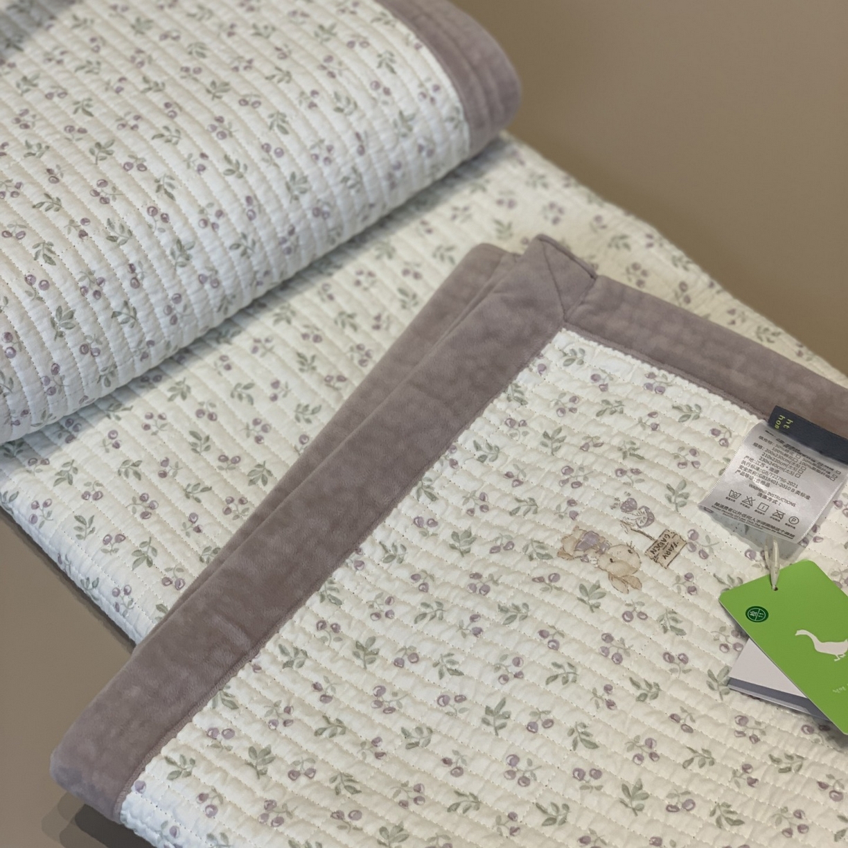 91家纺网 家纺一手货源 找家纺 汇庭 2025秋冬新款纱布绒单品床盖系列 紫西梅