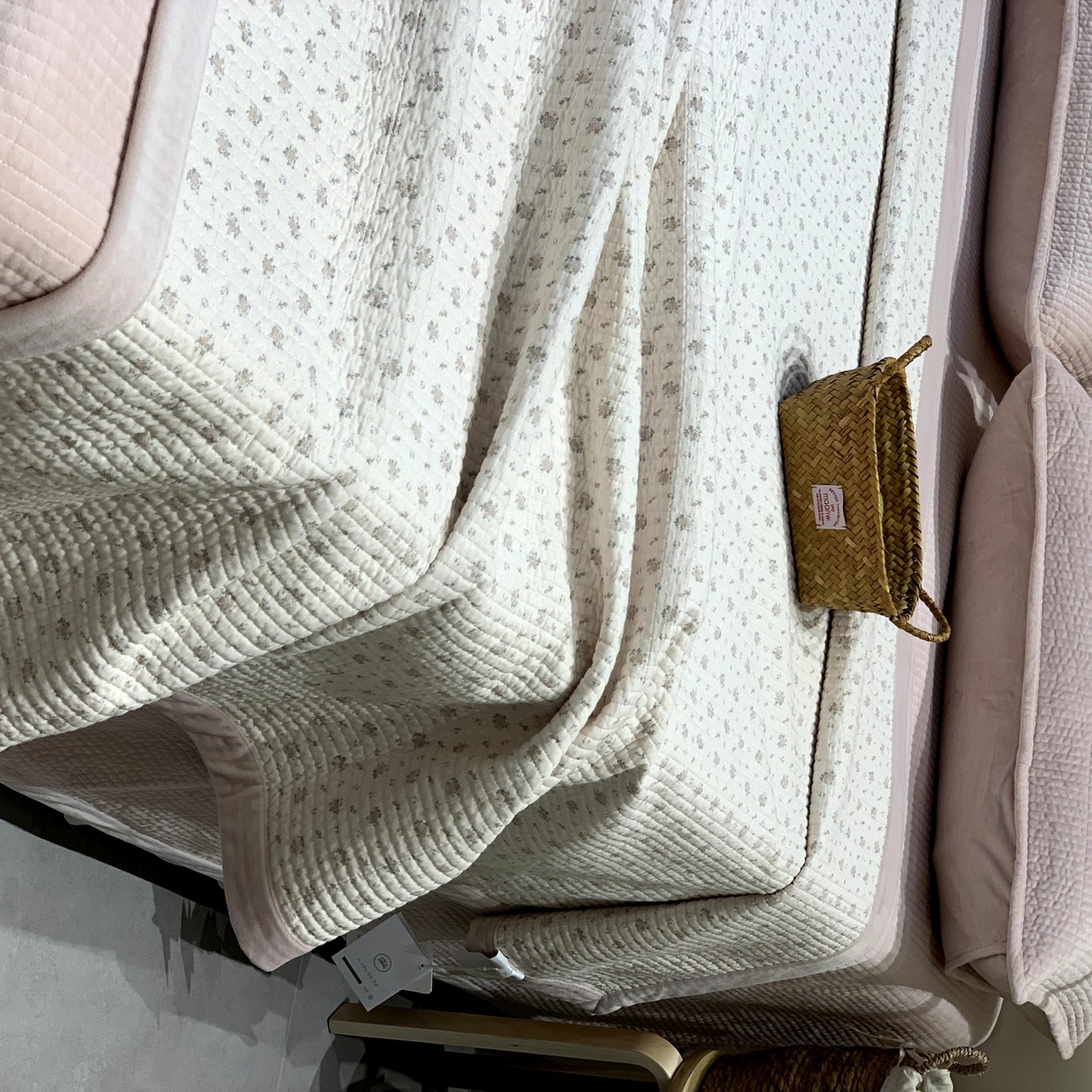 91家纺网 家纺一手货源 找家纺 汇庭 2025秋冬新款纱布绒单品床盖系列 蔓秋粉