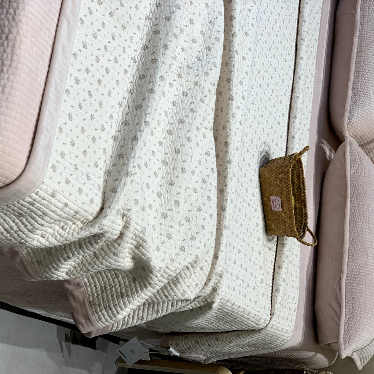 91家纺网 家纺一手货源 找家纺 汇庭 2025秋冬新款纱布绒单品床盖系列 蔓秋粉