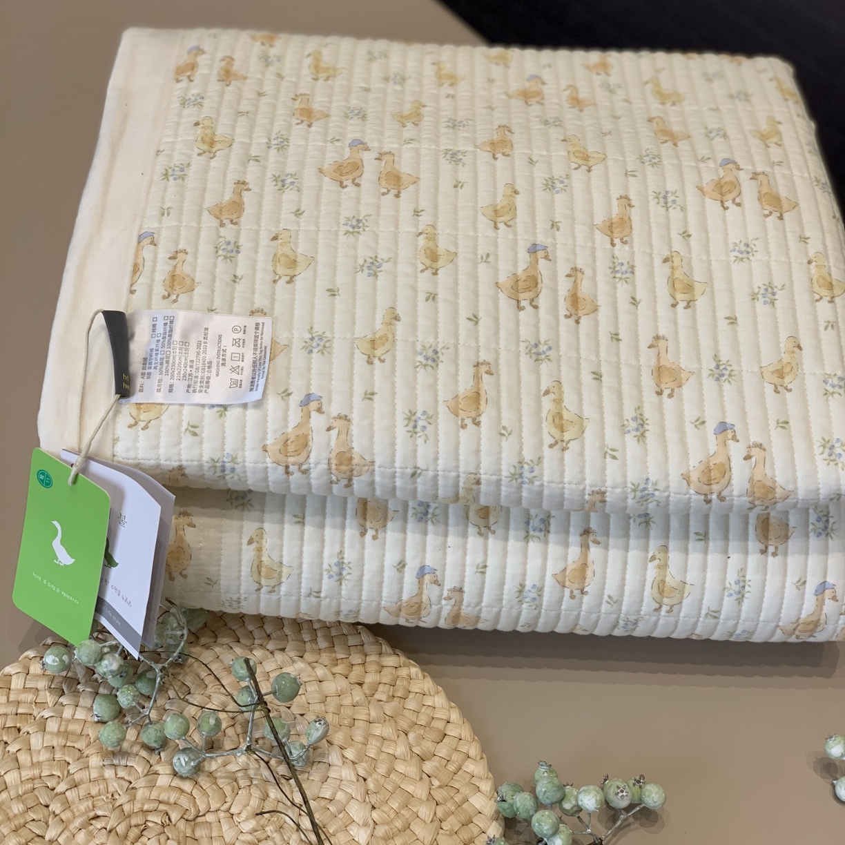 91家纺网 家纺一手货源 找家纺 汇庭 2025秋冬新款纱布绒单品床盖系列 鸭鸭成员