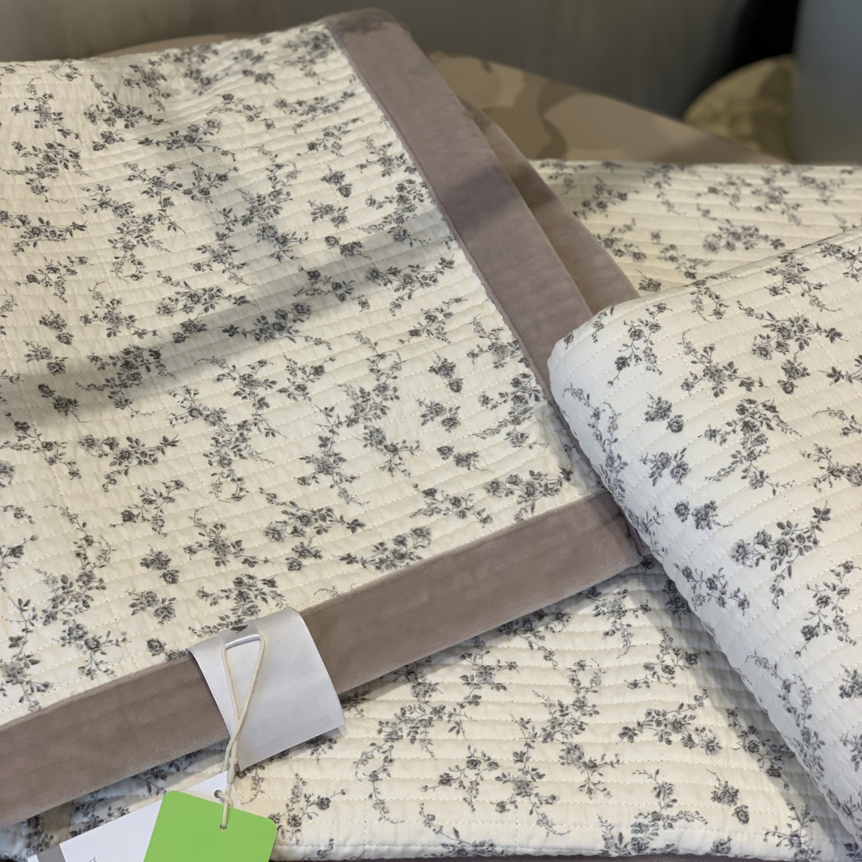 91家纺网 家纺一手货源 找家纺 汇庭 2025秋冬新款纱布绒单品床盖系列 蔓秋紫