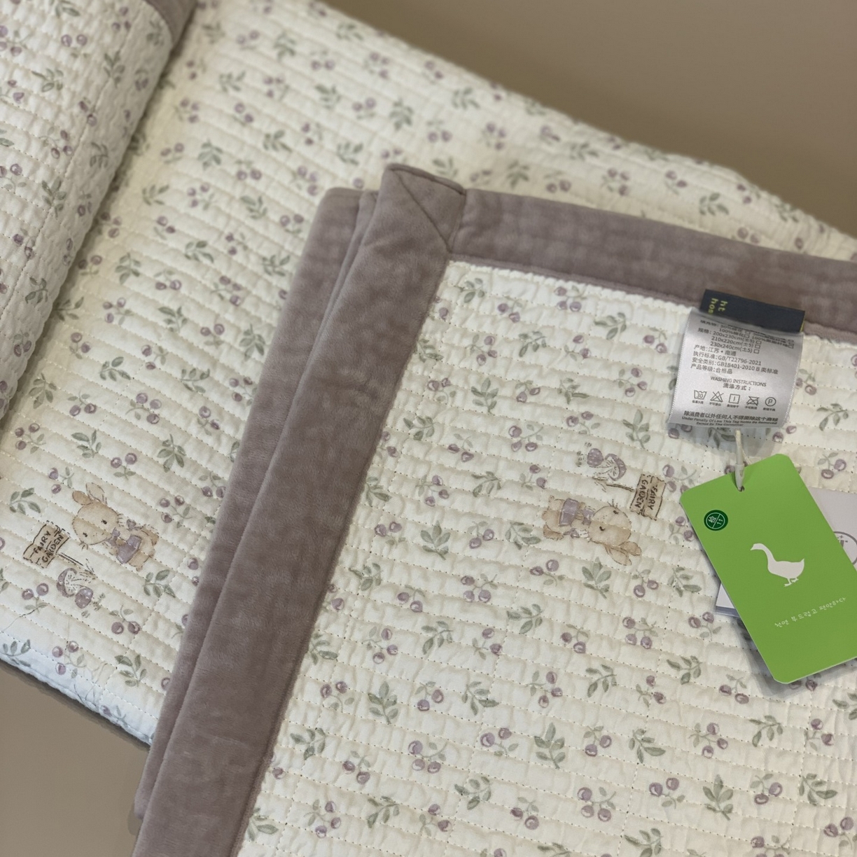 91家纺网 家纺一手货源 找家纺 汇庭 2025秋冬新款纱布绒单品床盖系列 紫西梅