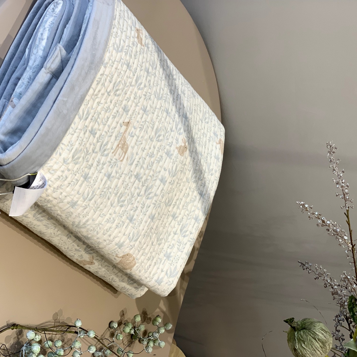 91家纺网 家纺一手货源 找家纺 汇庭 2025秋冬新款纱布绒单品床盖系列 鹿伙伴