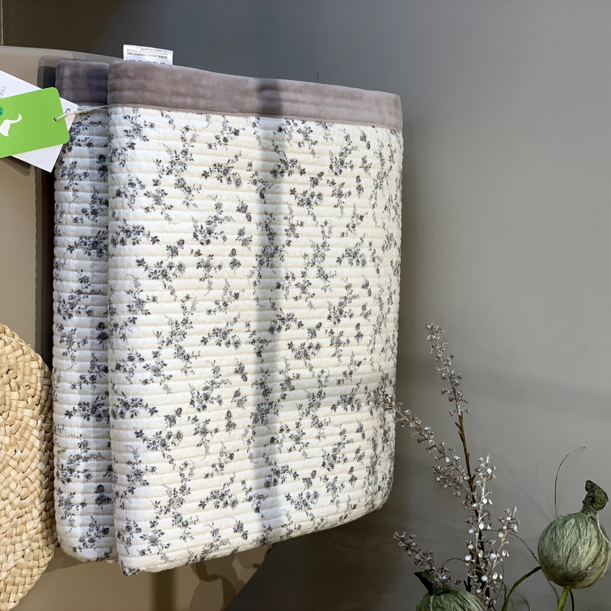 91家纺网 家纺一手货源 找家纺 汇庭 2025秋冬新款纱布绒单品床盖系列 蔓秋紫