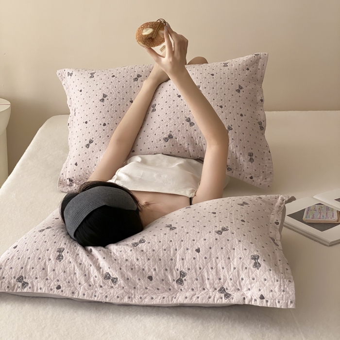 91家纺网 家纺一手货源 找家纺 麻依 2025新款安心棉纱布枕套全棉四层纱布枕套 心心领结