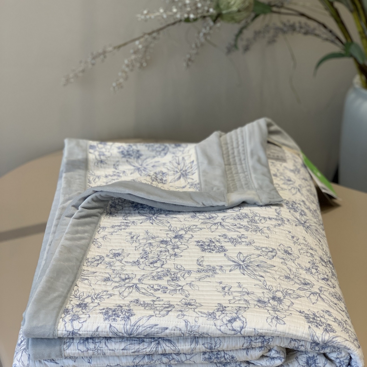 91家纺网 家纺一手货源 找家纺 汇庭 2025秋冬新款纱布绒单品床盖系列 富华蓝