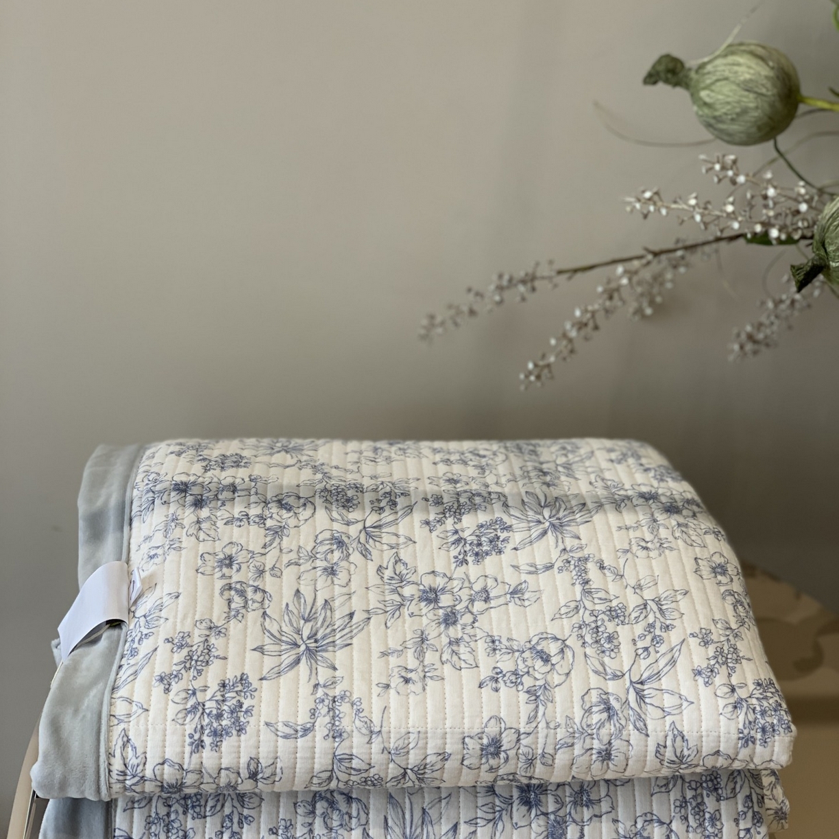 91家纺网 家纺一手货源 找家纺 汇庭 2025秋冬新款纱布绒单品床盖系列 富华蓝