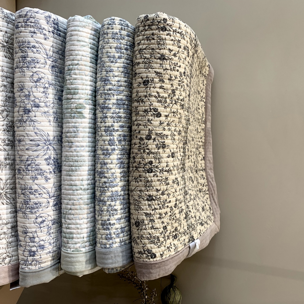 91家纺网 家纺一手货源 找家纺 汇庭 2025秋冬新款纱布绒单品床盖系列 组合