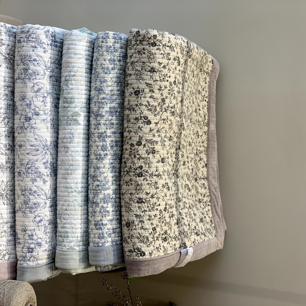 91家纺网 家纺一手货源 找家纺 汇庭 2025秋冬新款纱布绒单品床盖系列 组合