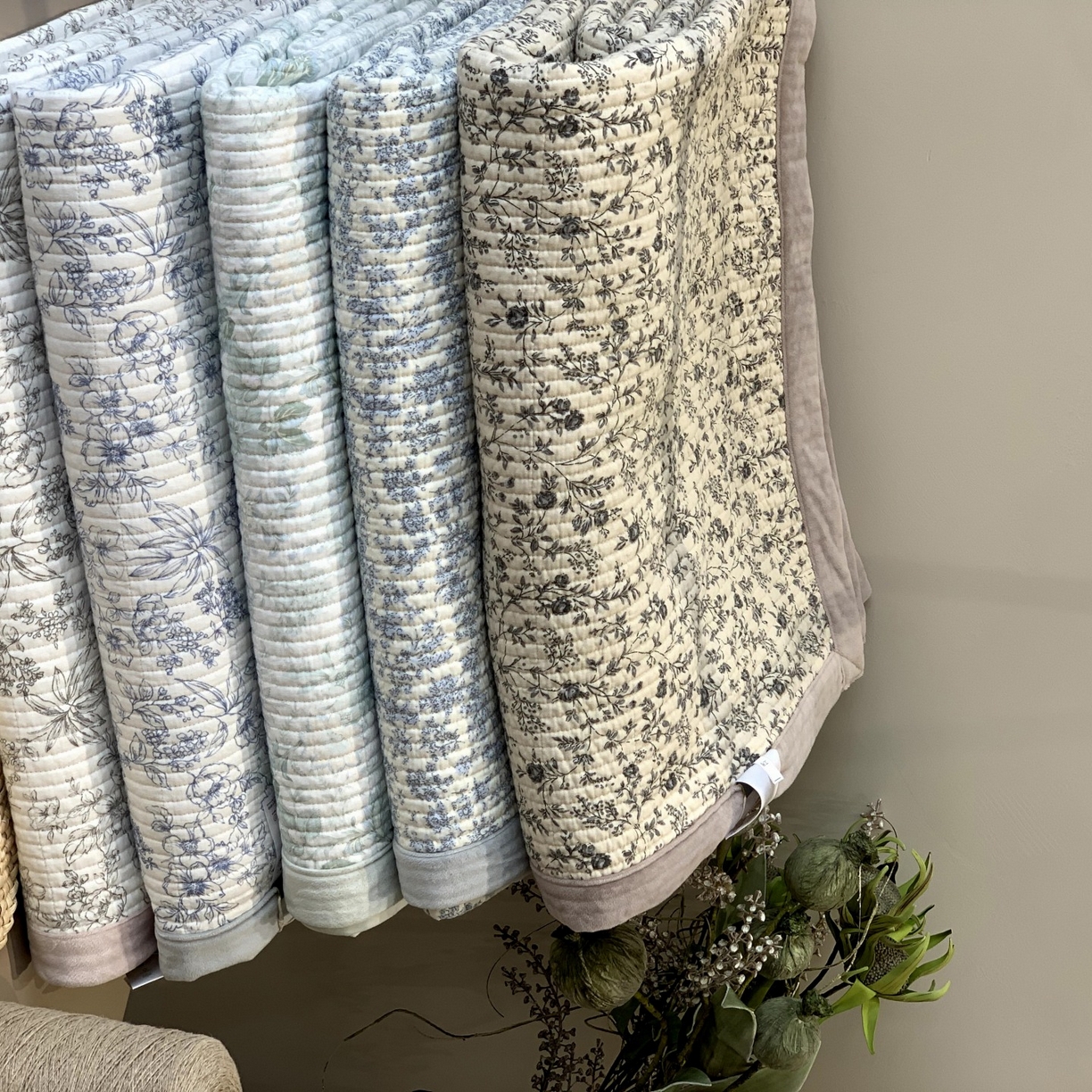 91家纺网 家纺一手货源 找家纺 汇庭 2025秋冬新款纱布绒单品床盖系列 组合