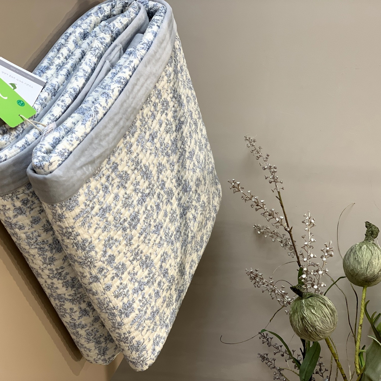 91家纺网 家纺一手货源 找家纺 汇庭 2025秋冬新款纱布绒单品床盖系列 珍妮蓝