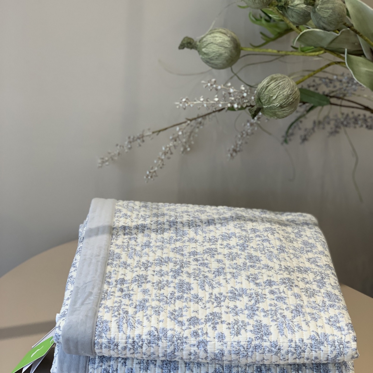 91家纺网 家纺一手货源 找家纺 汇庭 2025秋冬新款纱布绒单品床盖系列 珍妮蓝