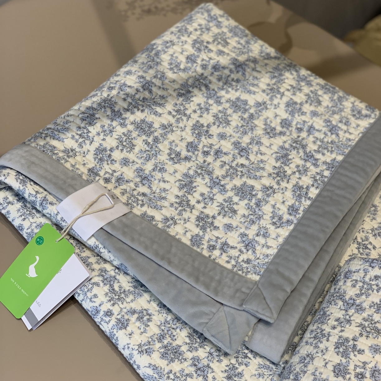 91家纺网 家纺一手货源 找家纺 汇庭 2025秋冬新款纱布绒单品床盖系列 珍妮蓝