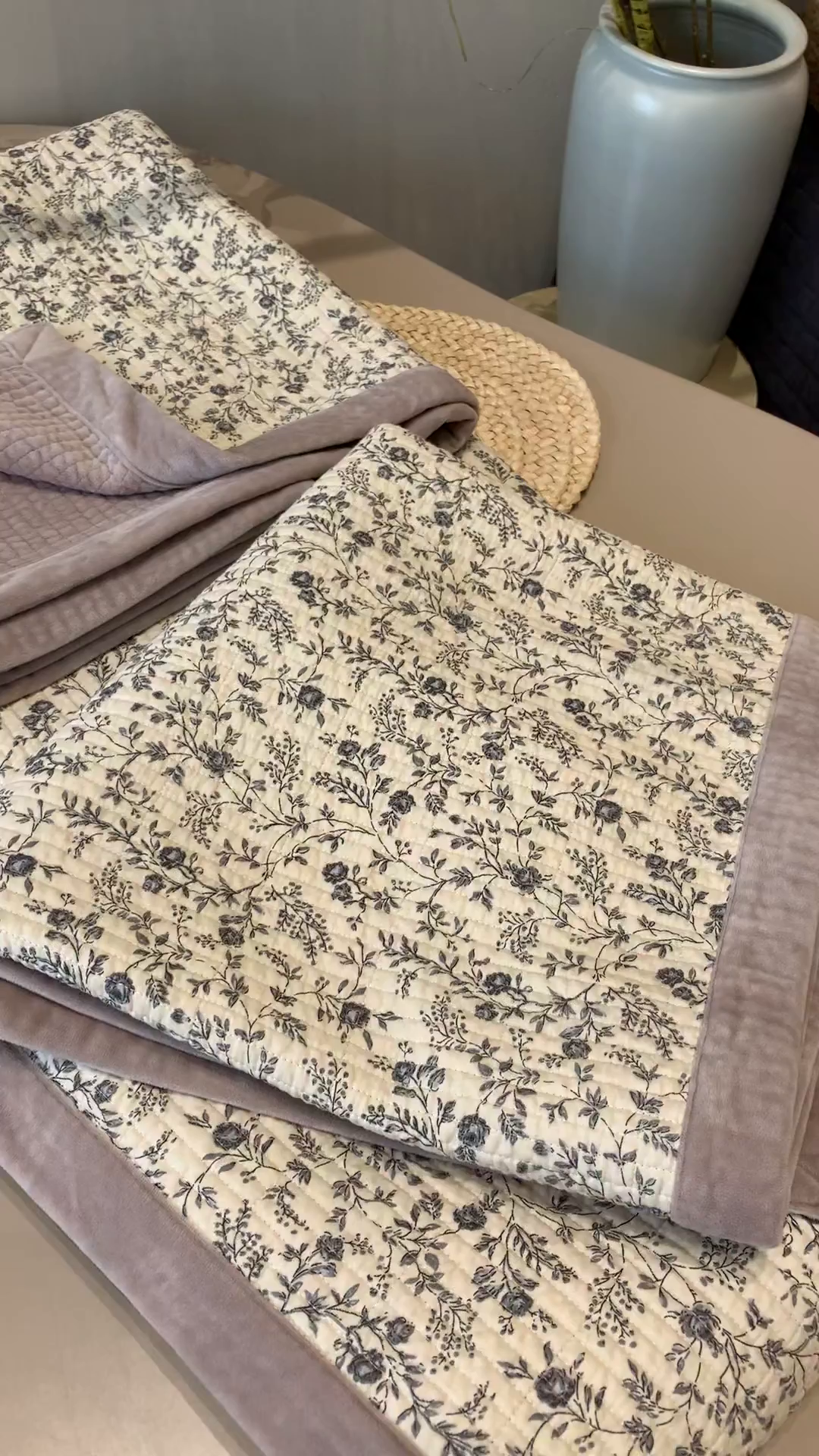 91家纺网 家纺一手货源 找家纺 汇庭 2025秋冬新款纱布绒单品床盖系列 蔓秋紫