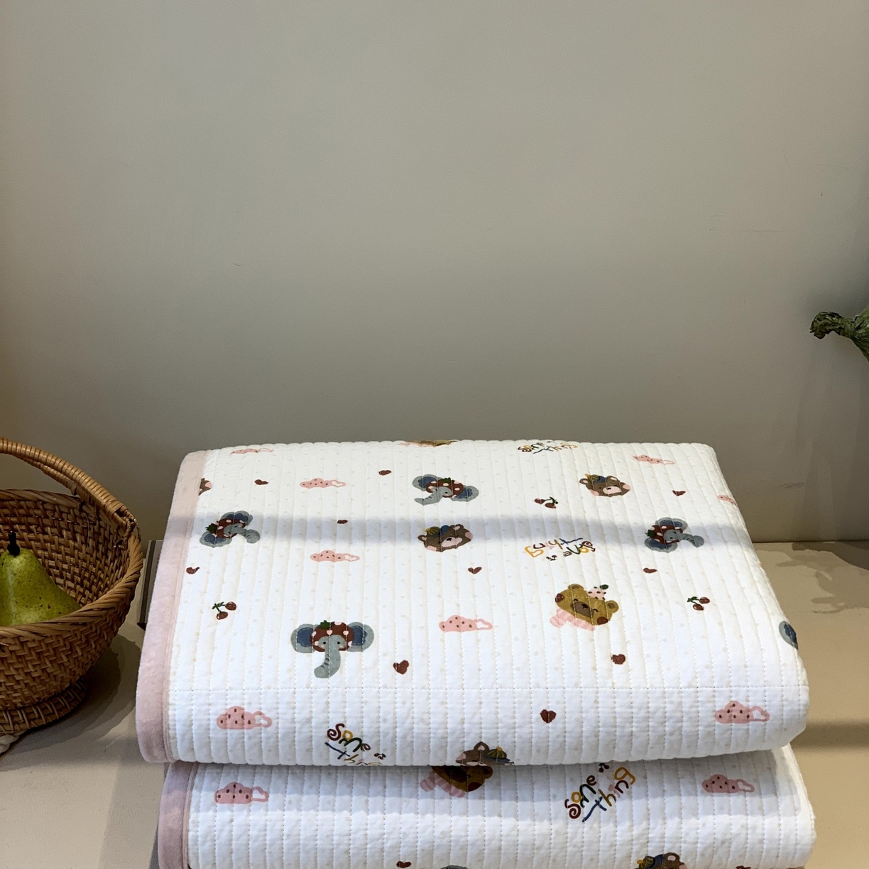 91家纺网 家纺一手货源 找家纺 汇庭 2025秋冬新款绒绒单品床盖系列 围巾小象