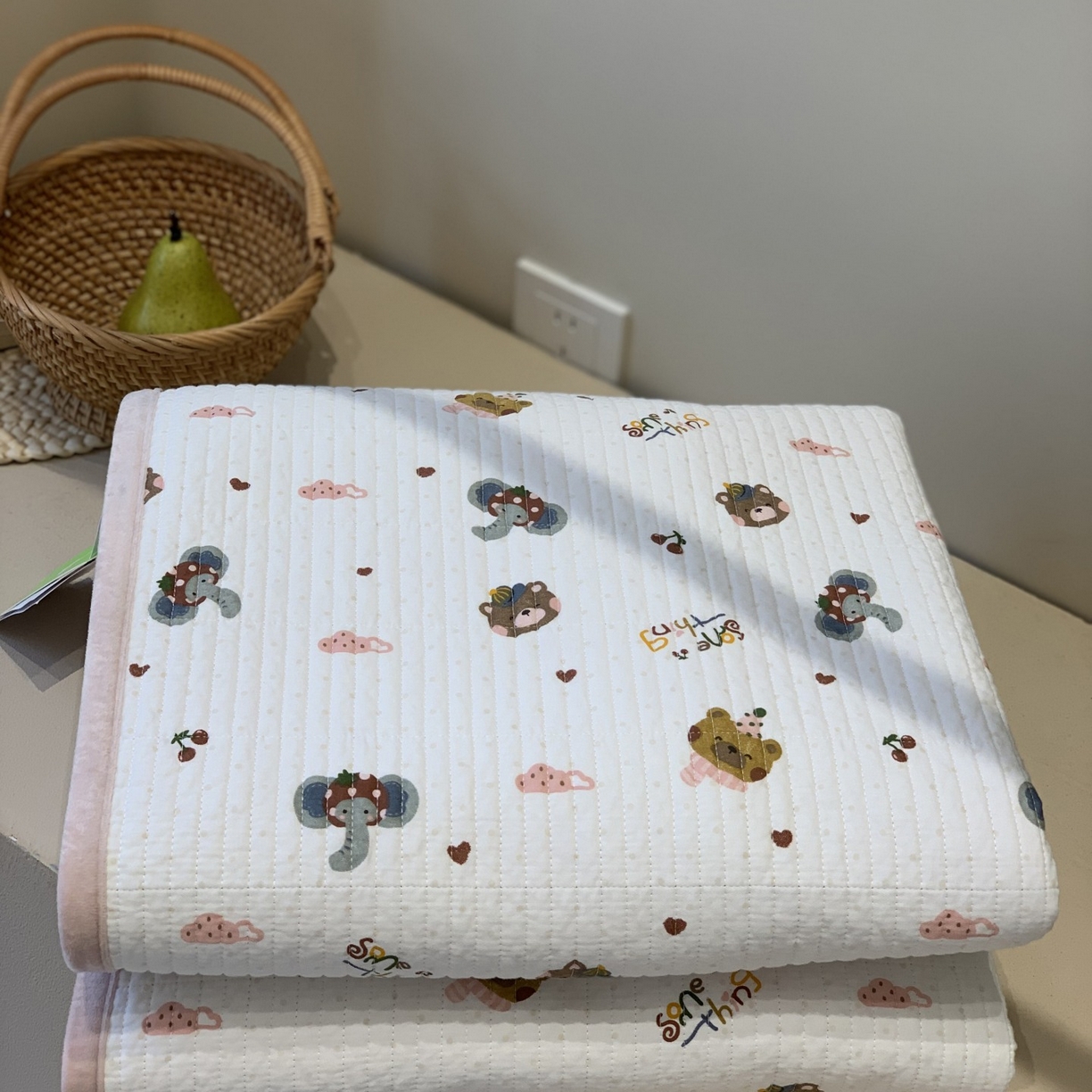 91家纺网 家纺一手货源 找家纺 汇庭 2025秋冬新款绒绒单品床盖系列 围巾小象