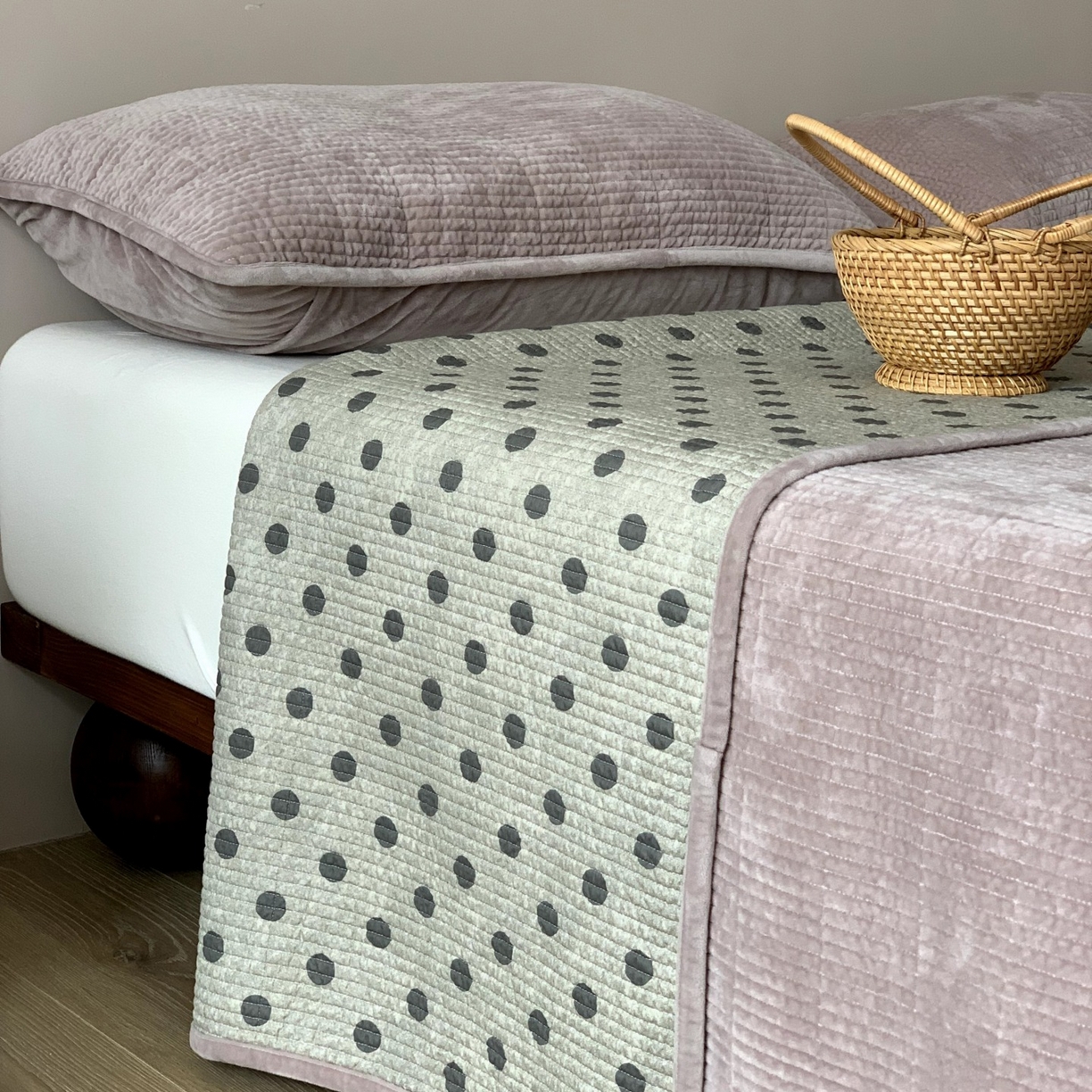 91家纺网 家纺一手货源 找家纺 汇庭 2025秋冬新款绒绒单品床盖系列 葡萄点点