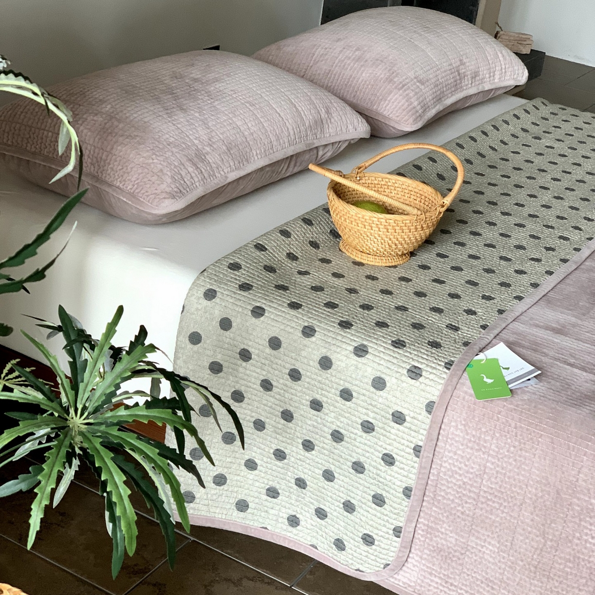 91家纺网 家纺一手货源 找家纺 汇庭 2025秋冬新款绒绒单品床盖系列 葡萄点点