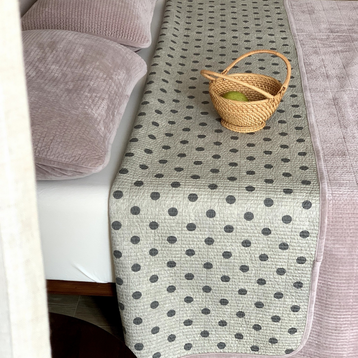 91家纺网 家纺一手货源 找家纺 汇庭 2025秋冬新款绒绒单品床盖系列 葡萄点点