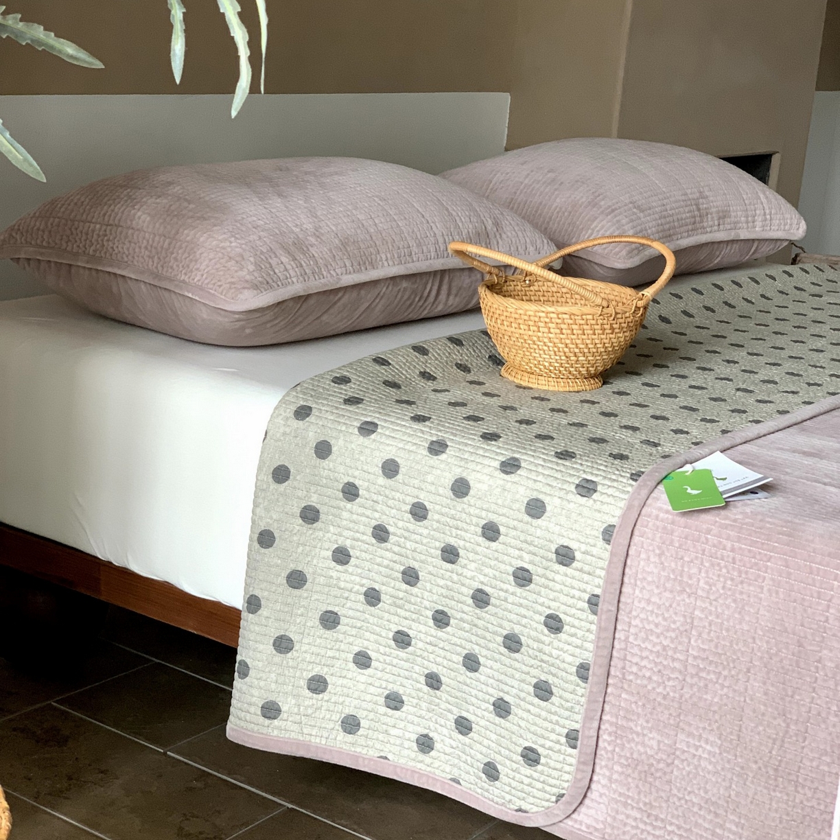 91家纺网 家纺一手货源 找家纺 汇庭 2025秋冬新款绒绒单品床盖系列 葡萄点点