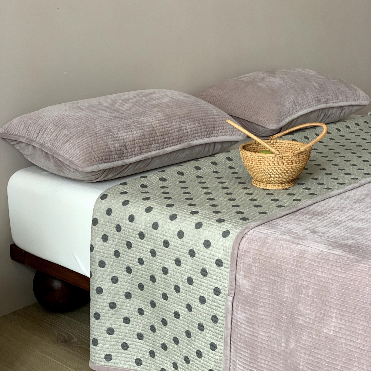 91家纺网 家纺一手货源 找家纺 汇庭 2025秋冬新款绒绒单品床盖系列 葡萄点点