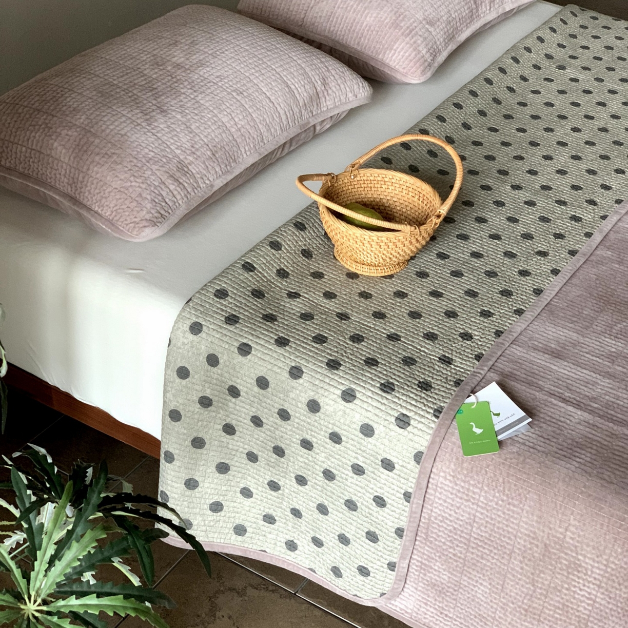 91家纺网 家纺一手货源 找家纺 汇庭 2025秋冬新款绒绒单品床盖系列 葡萄点点