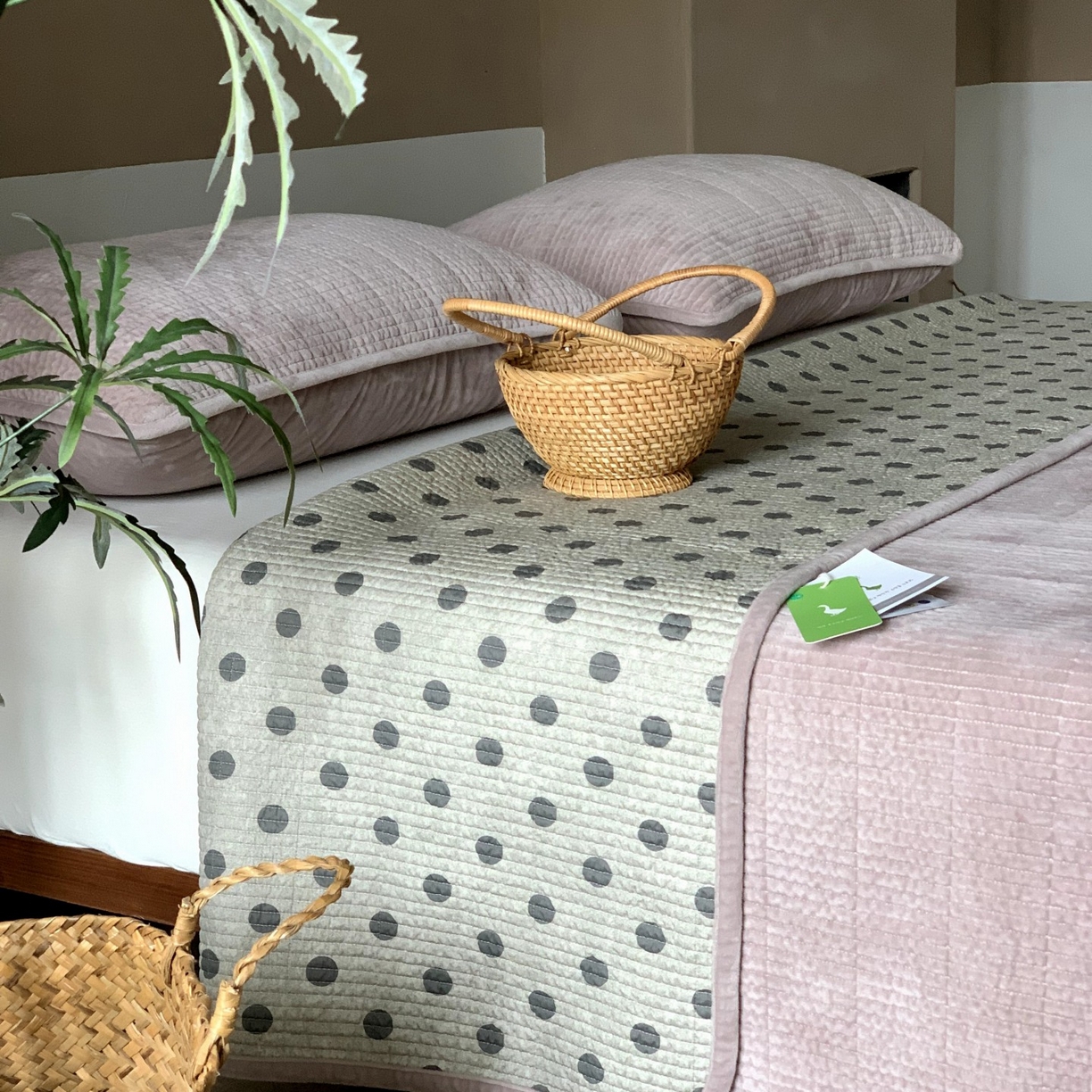 91家纺网 家纺一手货源 找家纺 汇庭 2025秋冬新款绒绒单品床盖系列 葡萄点点