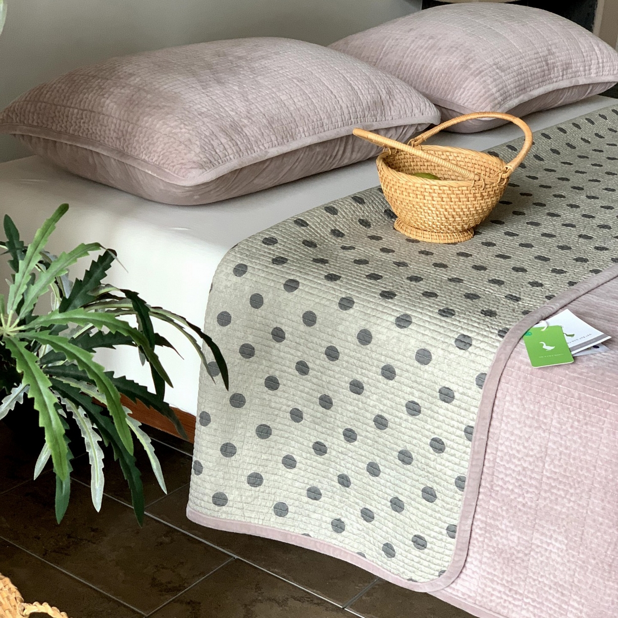 91家纺网 家纺一手货源 找家纺 汇庭 2025秋冬新款绒绒单品床盖系列 葡萄点点