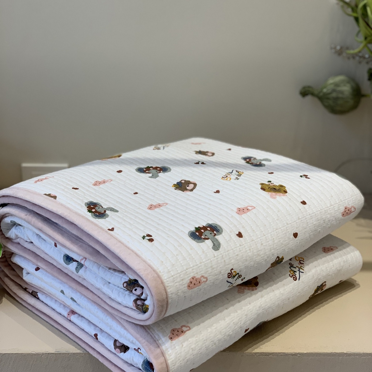 91家纺网 家纺一手货源 找家纺 汇庭 2025秋冬新款绒绒单品床盖系列 围巾小象