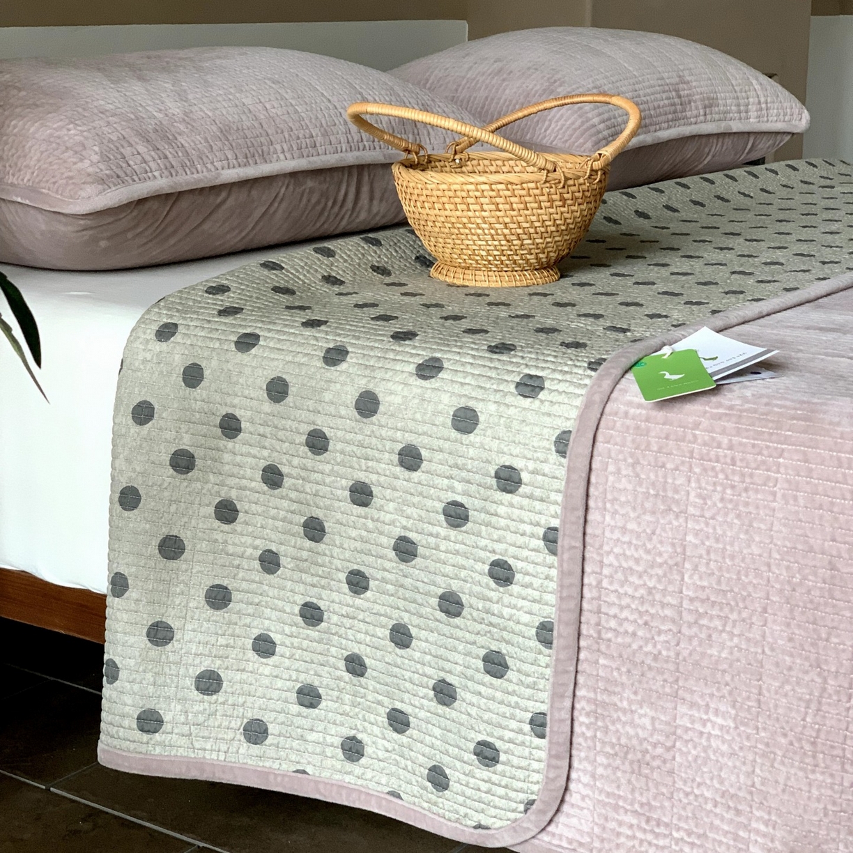 91家纺网 家纺一手货源 找家纺 汇庭 2025秋冬新款绒绒单品床盖系列 葡萄点点