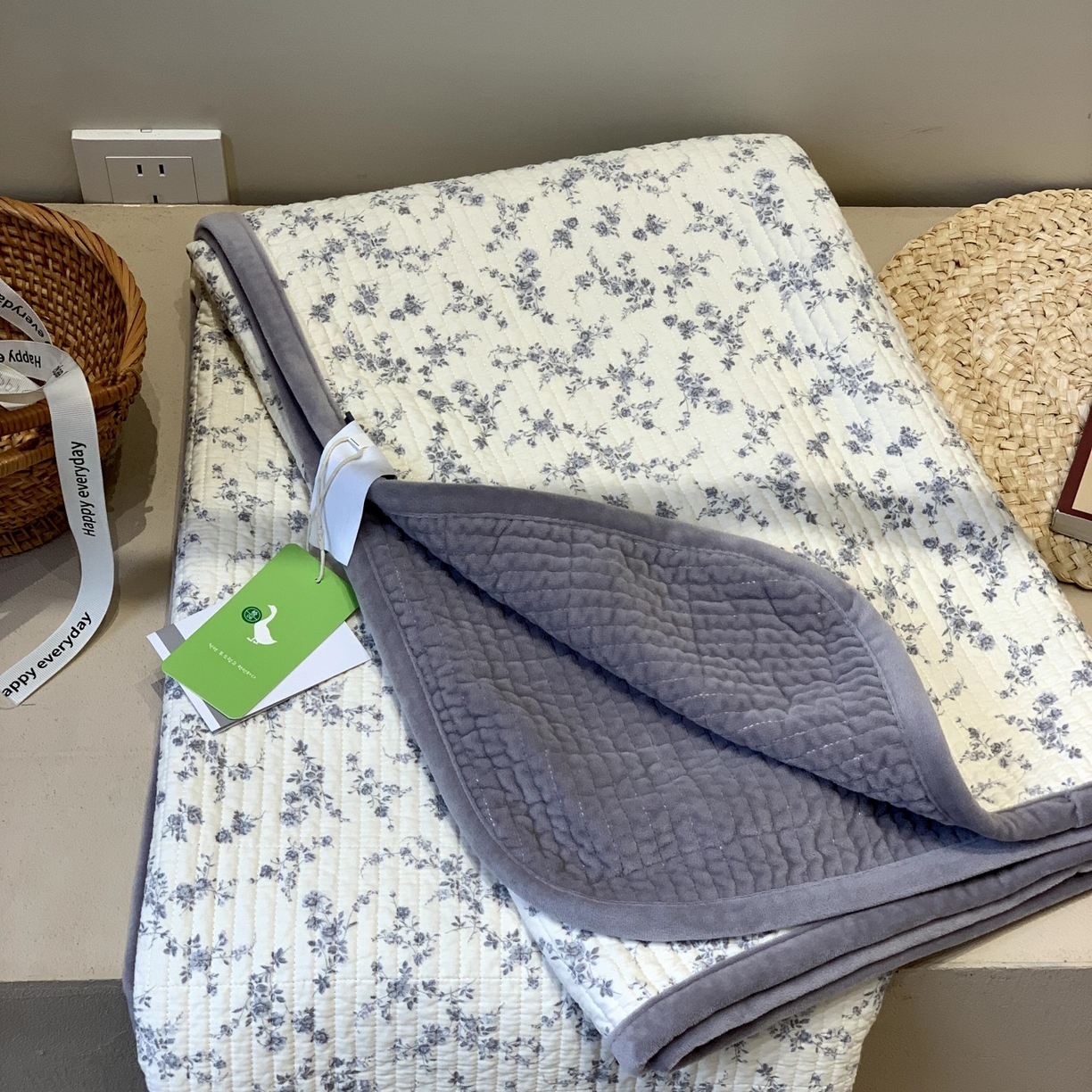 91家纺网 家纺一手货源 找家纺 汇庭 2025秋冬新款绒绒单品床盖系列 紫萱