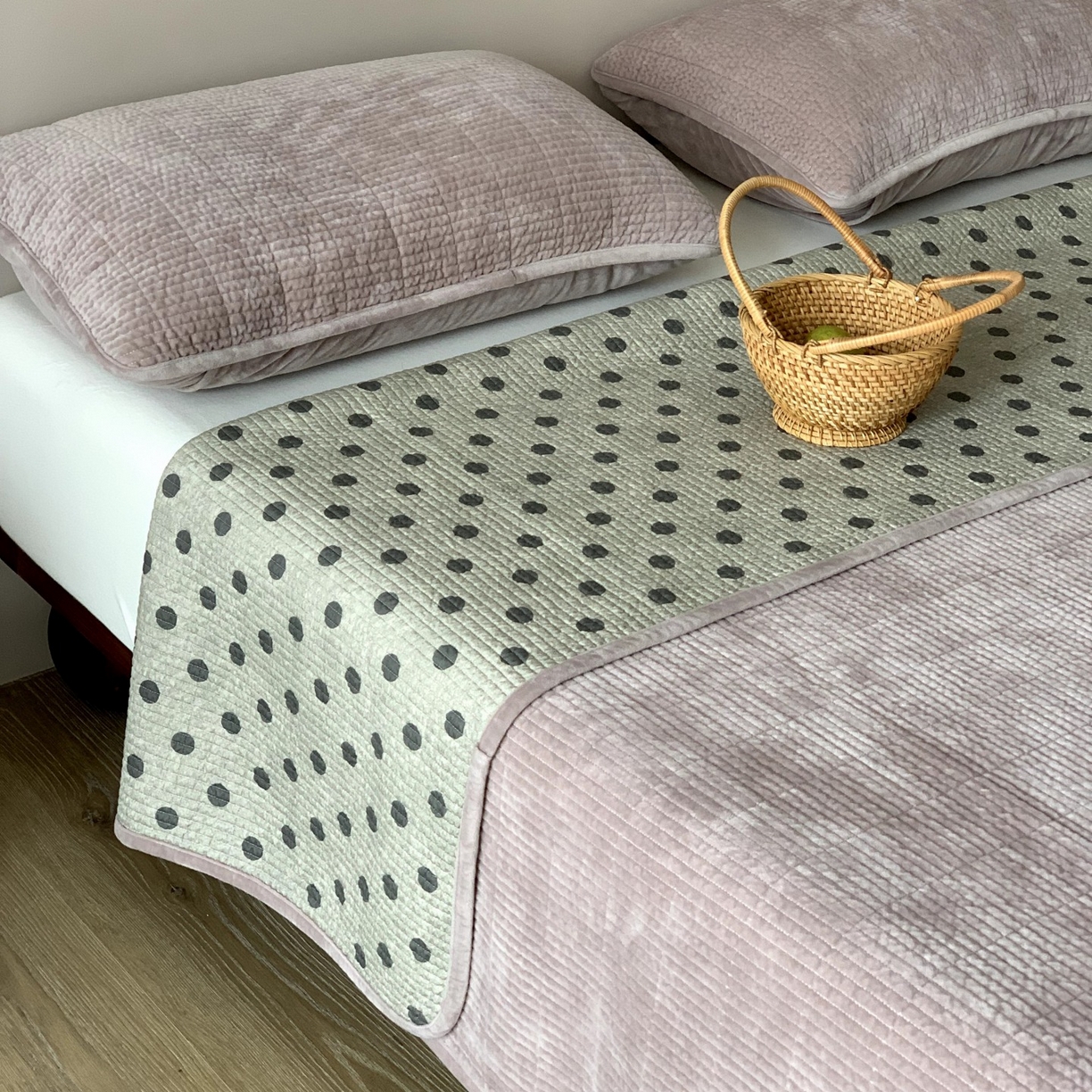 91家纺网 家纺一手货源 找家纺 汇庭 2025秋冬新款绒绒单品床盖系列 葡萄点点