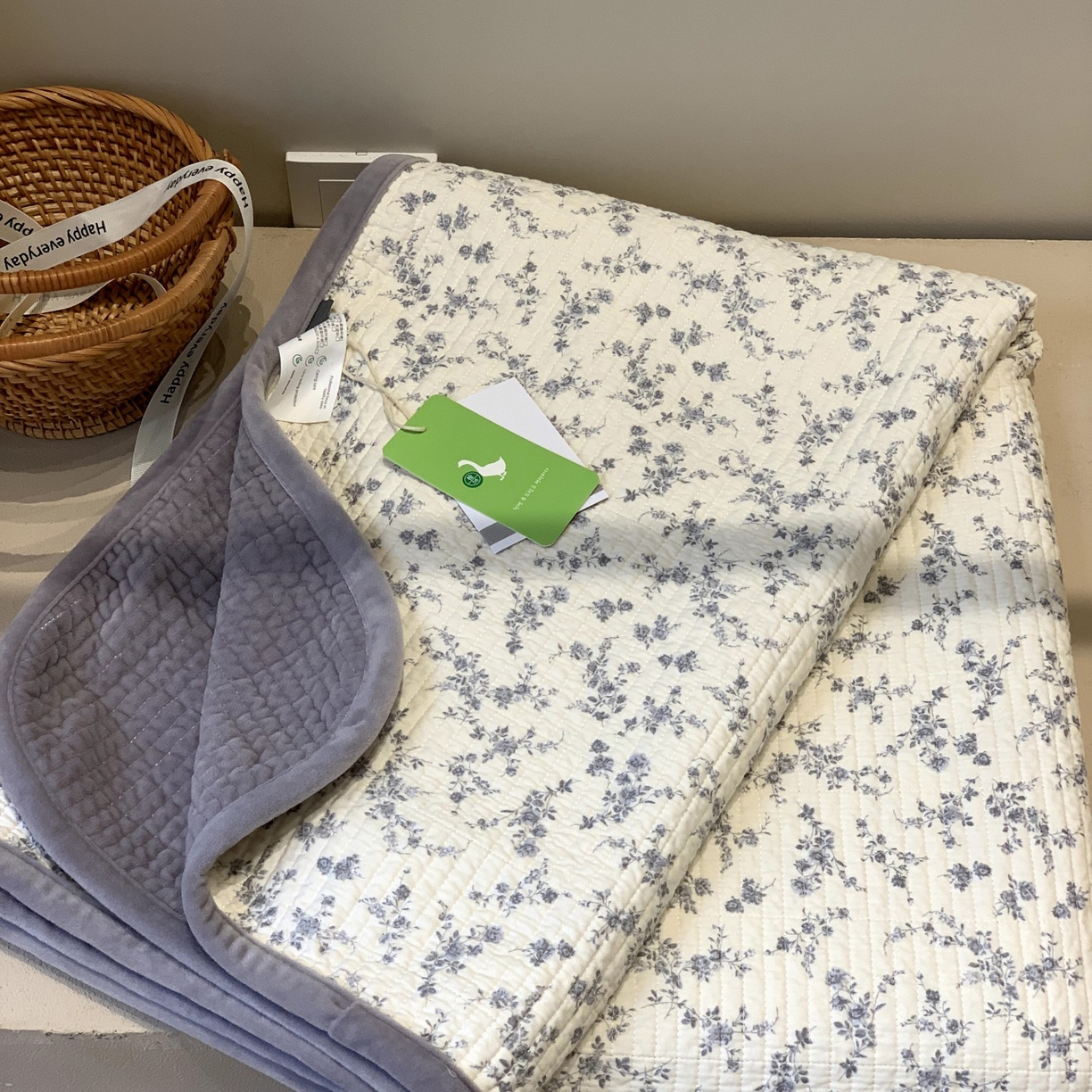 91家纺网 家纺一手货源 找家纺 汇庭 2025秋冬新款绒绒单品床盖系列 紫萱