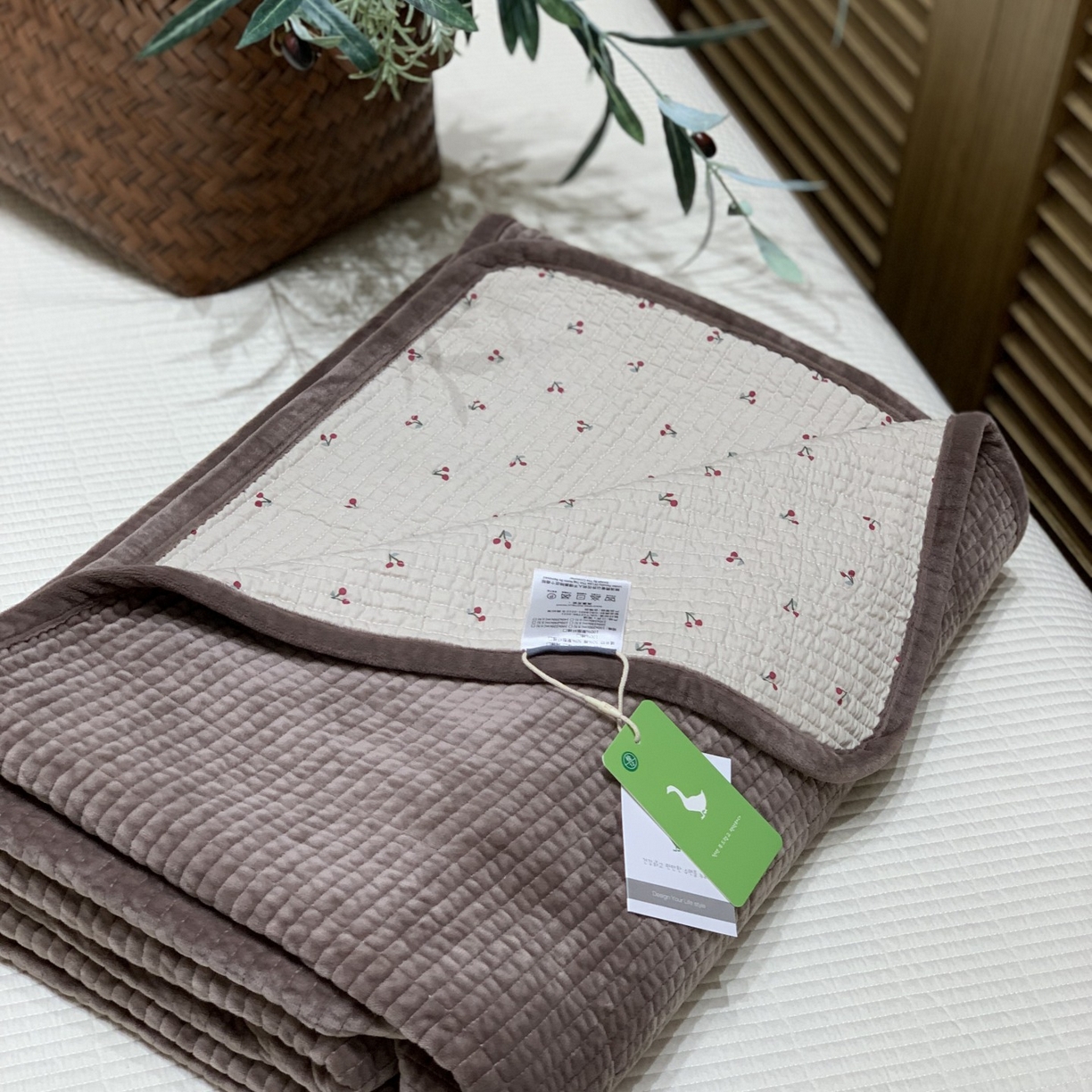 91家纺网 家纺一手货源 找家纺 汇庭 2025秋冬新款绒绒单品床盖系列 樱桃鹊紫