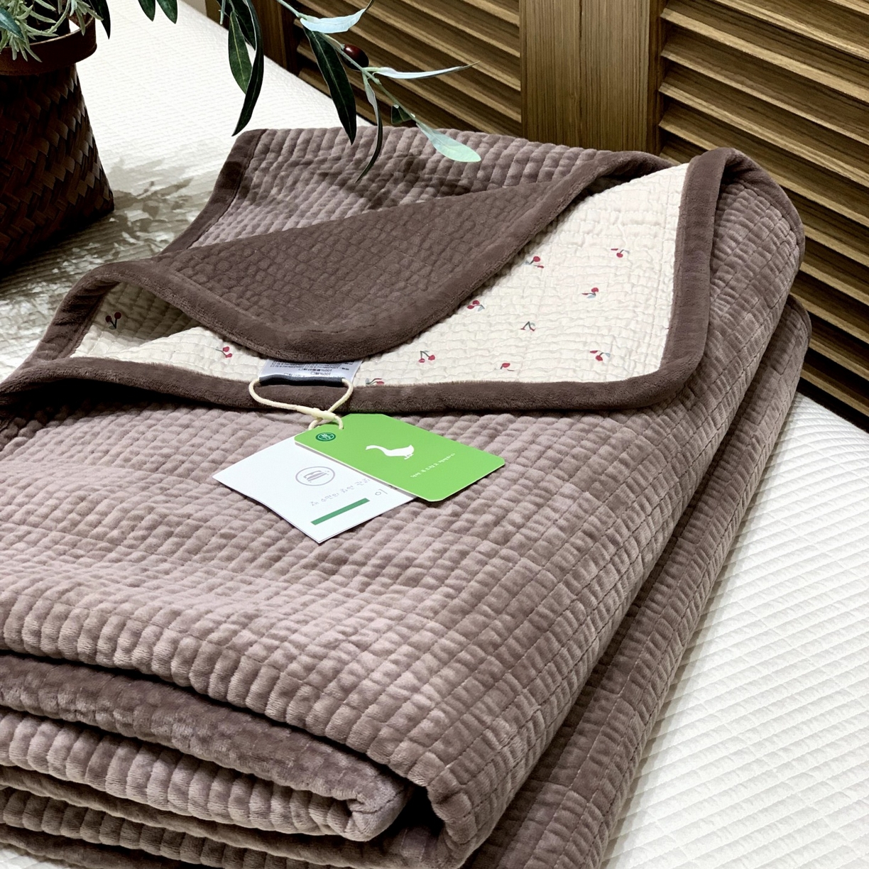 91家纺网 家纺一手货源 找家纺 汇庭 2025秋冬新款绒绒单品床盖系列 樱桃鹊紫