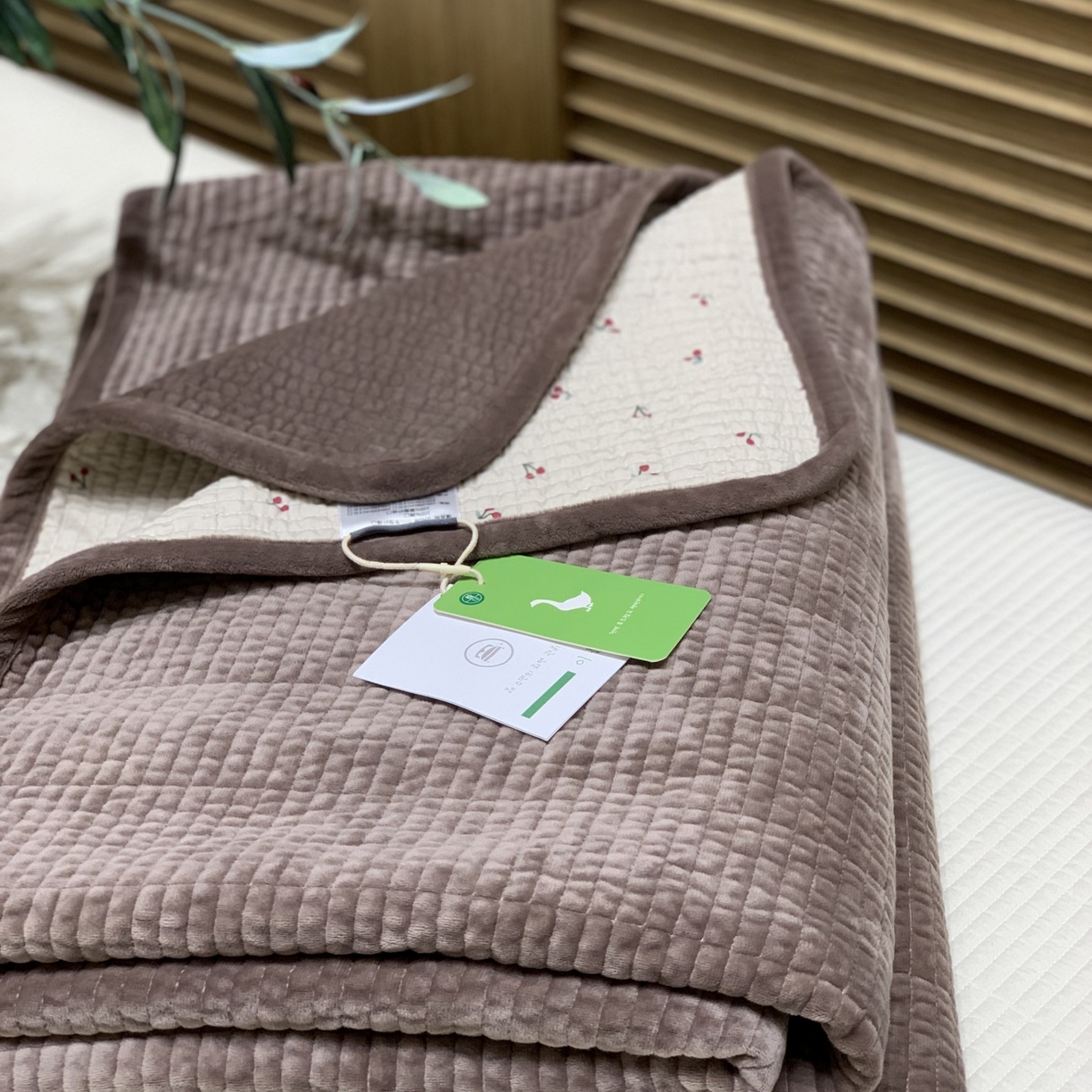 91家纺网 家纺一手货源 找家纺 汇庭 2025秋冬新款绒绒单品床盖系列 樱桃鹊紫