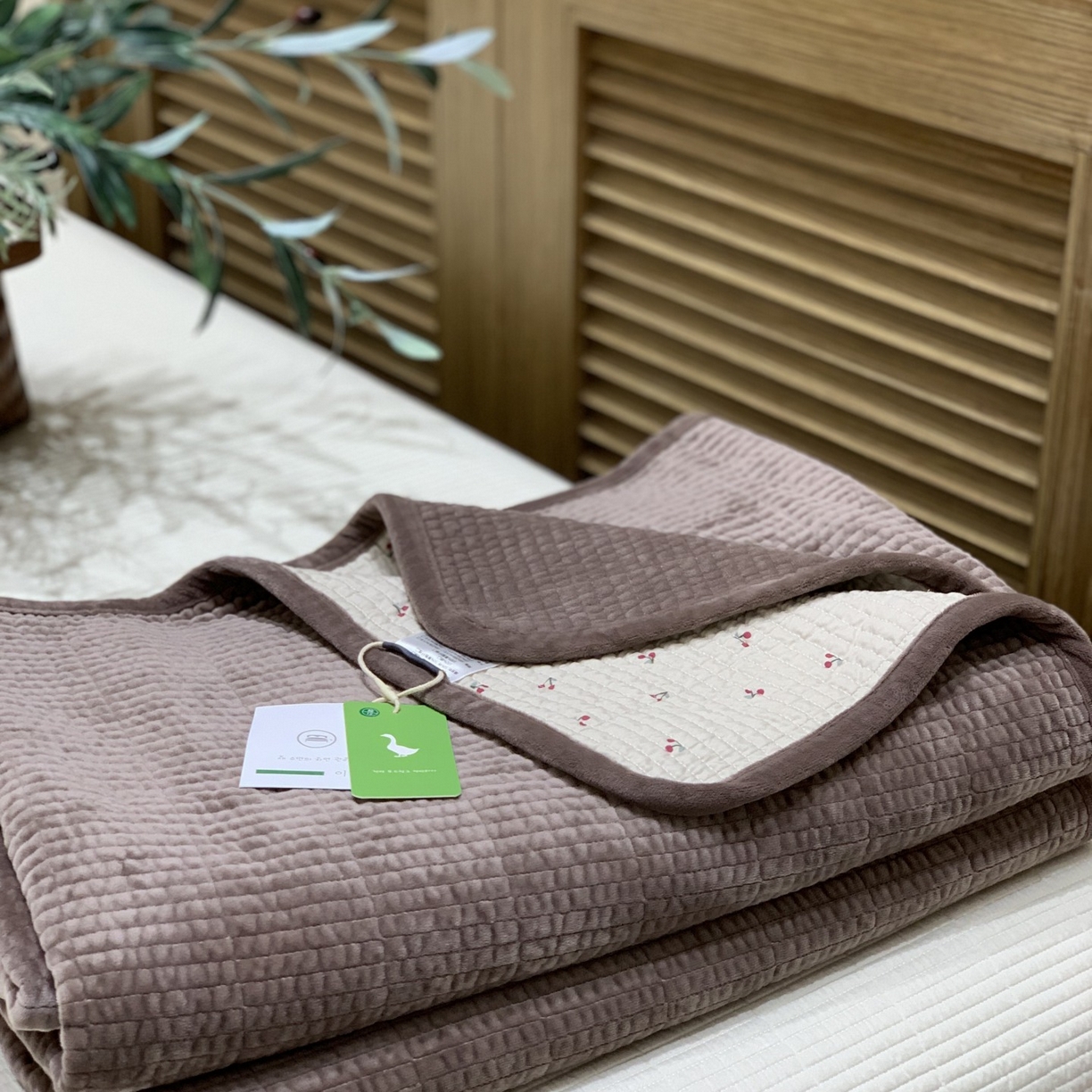 91家纺网 家纺一手货源 找家纺 汇庭 2025秋冬新款绒绒单品床盖系列 樱桃鹊紫