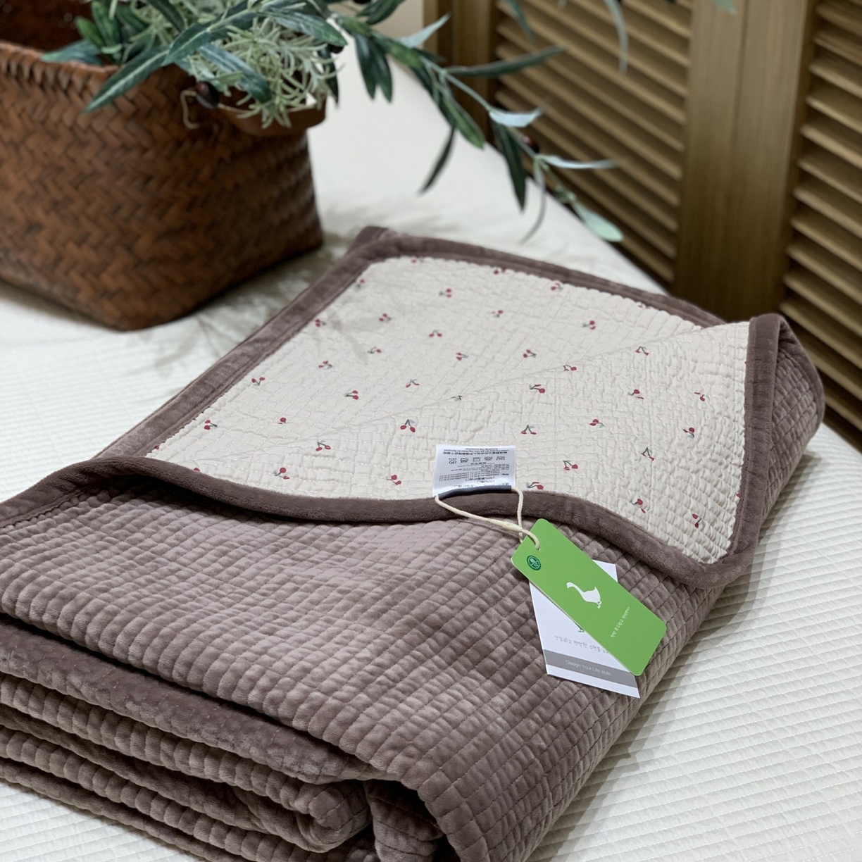 91家纺网 家纺一手货源 找家纺 汇庭 2025秋冬新款绒绒单品床盖系列 樱桃鹊紫