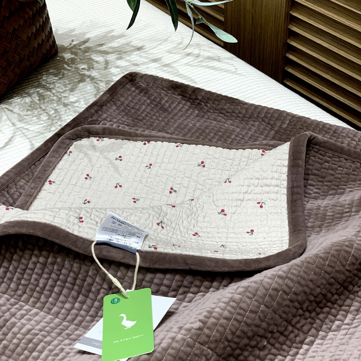 91家纺网 家纺一手货源 找家纺 汇庭 2025秋冬新款绒绒单品床盖系列 樱桃鹊紫